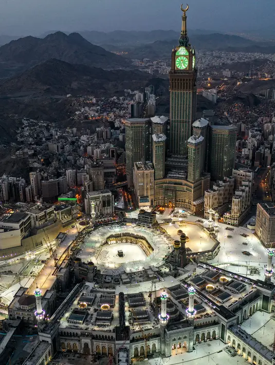 Pandangan dari udara menunjukkan suasana Masjidil Haram di Kota Suci Mekkah, Arab Saudi, 24 Mei 2020. Masjidil Haram dibangun mengelilingi Kakbah yang menjadi arah kiblat bagi umat Islam dalam mengerjakan ibadah salat. (AFP)