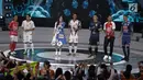 Pedangdut, Via Vallen bernyanyi bersama para pesepak bola saat menjadi pengisi acara peluncuran Liga 1 2018 di Studio 5 Indosiar, Senin (19/3). Via merasa momen di atas panggung bersama pemain sepak bola tidak sering terjadi. (Liputan6.com/Faizal Fanani)