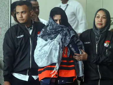 Bupati Pekalongan, Fadia Arafiq (tengah) saat dibawa petugas menuju mobil tahanan usai menjalani pemeriksaan usai terjaring Operasi Tangkap Tangan (OTT) di gedung Merah Putih Komisi Pemberantasan Korupsi (KPK), Jakarta, Rabu (4/3/2026). KPK menahan Bupati Pekalongan, Fadia Arafiq, setelah Operasi Tangkap Tangan (OTT). (Foto: Istimewa)