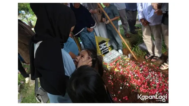 Terkena Strok, Ini 6 Potret Pemakaman Otis Pamutih Pemain 'Suami-Suami Takut Istri'