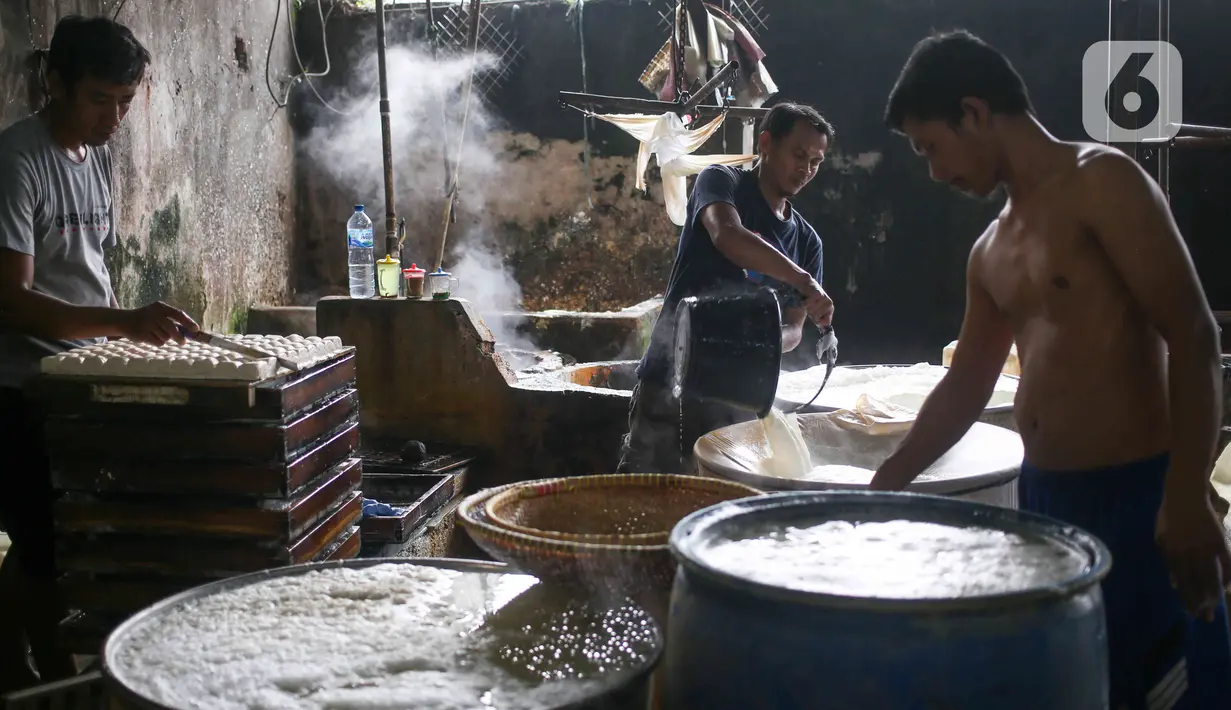 Pekerja menyelesaikan pembuatan tahu di Pabrik Tahu kawasan Duren Tiga, Jakarta, Selasa (15/2/2022). Penyebab kenaikan tersebut lantaran terjadinya gangguan suplai kedelai dunia. (Liputan6.com/Herman Zakharia)