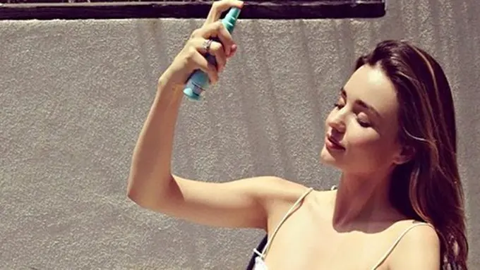 Yuk bikin sendiri setting spray murah meriah ini/copyright: instagram/miranda kerr