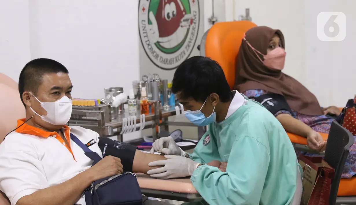 Petugas melakukan pengambilan darah pendonor di PMI Kota Tangerang, Sabtu (12/3/2022). Stok darah di PMI kota Tangerang menjelang bulan puasa atau Ramadhan masih aman dalam beberapa hari ke depan. (Liputan6.com/Angga Yuniar)