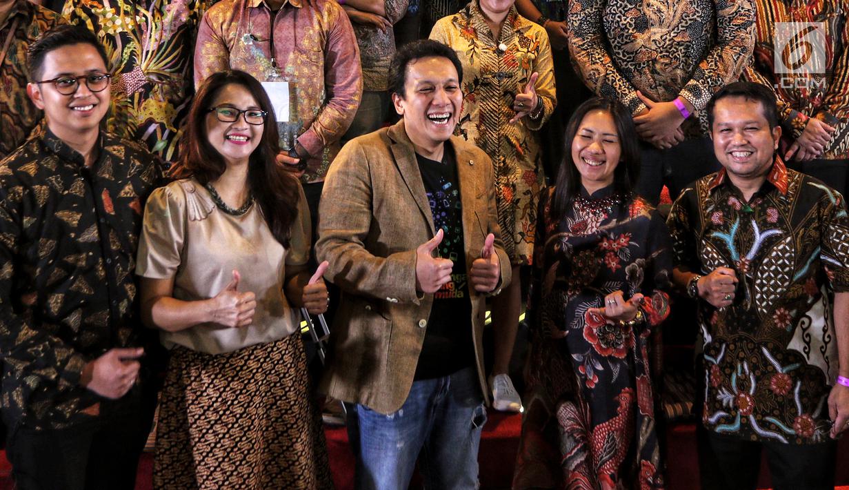 Diaz Hendropriyono foto bersama pada acara bertajuk “Dengar yang Muda” di Galeri Indonesia Kaya, Jakarta, Kamis (7/2). Diaz memaparkan, pemerintah Jokowi sangat berpihak ke sektor UMKM. (Liputan6.com/Johan Tallo)