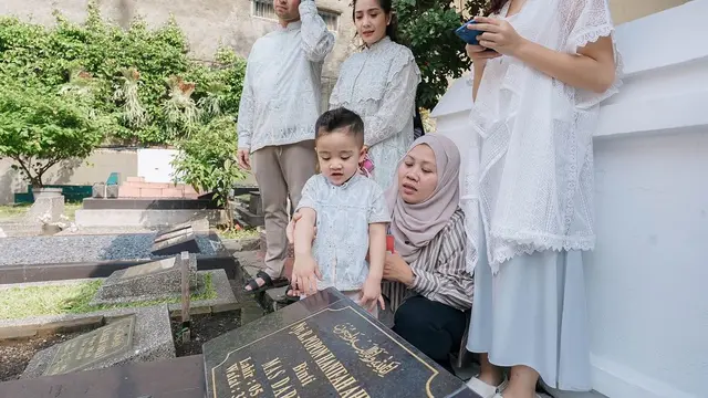 Masih Suasana Lebaran, Ini Potret 6 Artis Ziarah ke Makam Keluarga Tercinta