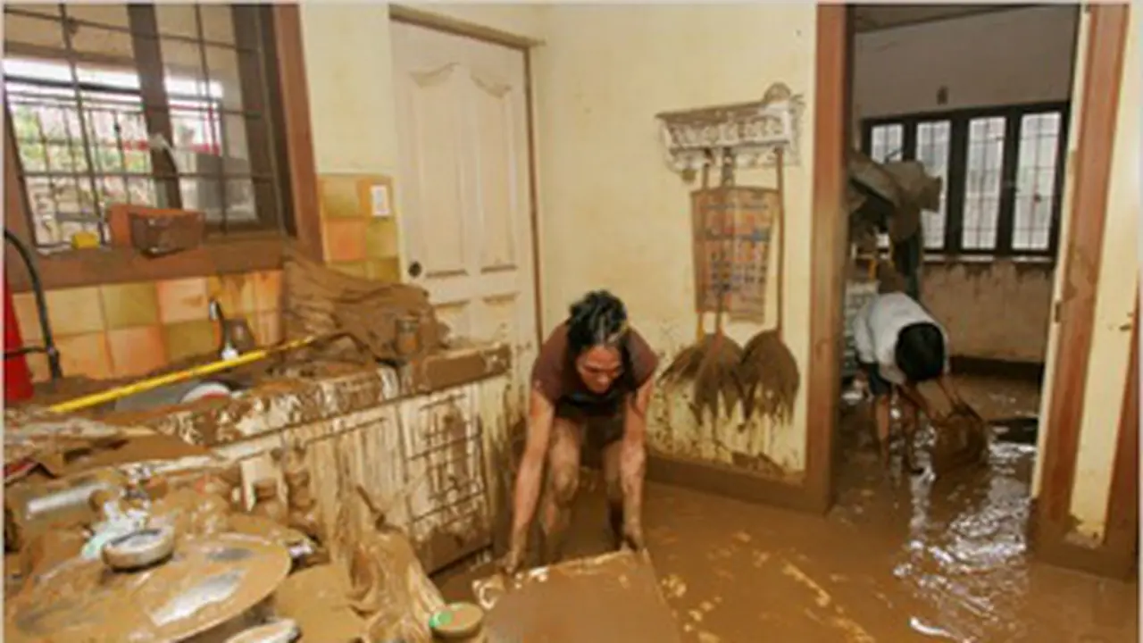 Perhatikan Hal Ini Saat Membersihkan Rumah Pasca Banjir