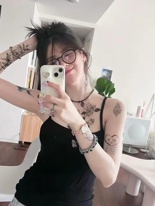 Han So Hee pamer tato berbagai bentuk dengan outfit simple kenakan tanktop hitam dan choker. [@xeesoxee]