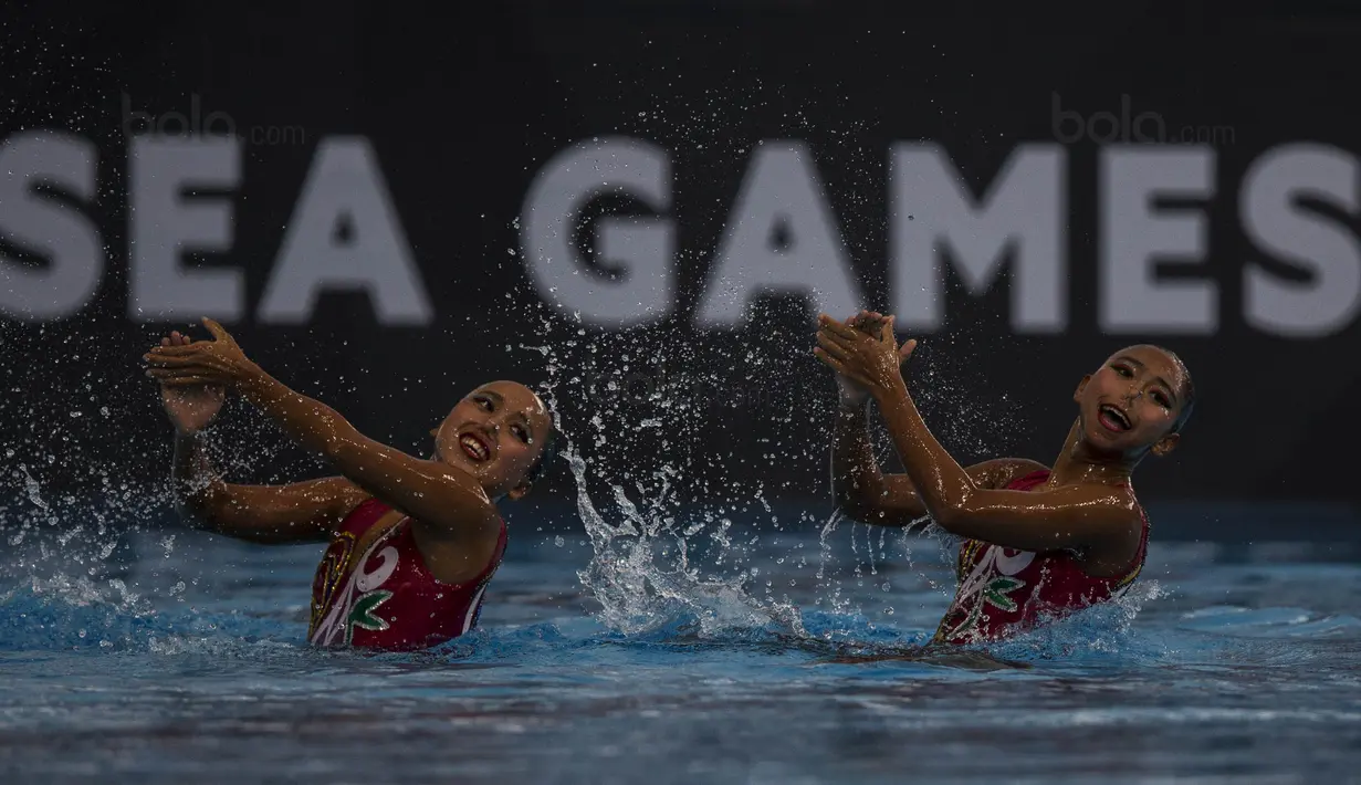 Pasangan Anisa Feritrianti dan Claudia Megawati, saat tampil pada cabang renang indah di Aquatic Center, Kuala Lumpur, Kamis (18/8/2017). Pasangan ini berhasil meraih medali perunggu. (Bola.com/Vitalis Yogi Trisna)