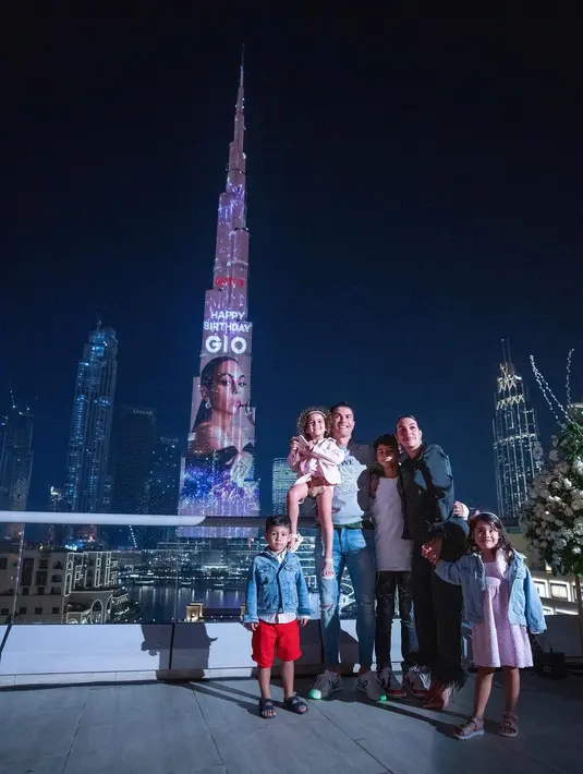 Merayakan ulang tahun Georgina di Dubai, di mana foto dan videonya terpampang di Menara tertinggi dunia Burj Khalifa (Foto: Instagram @georginagio)
