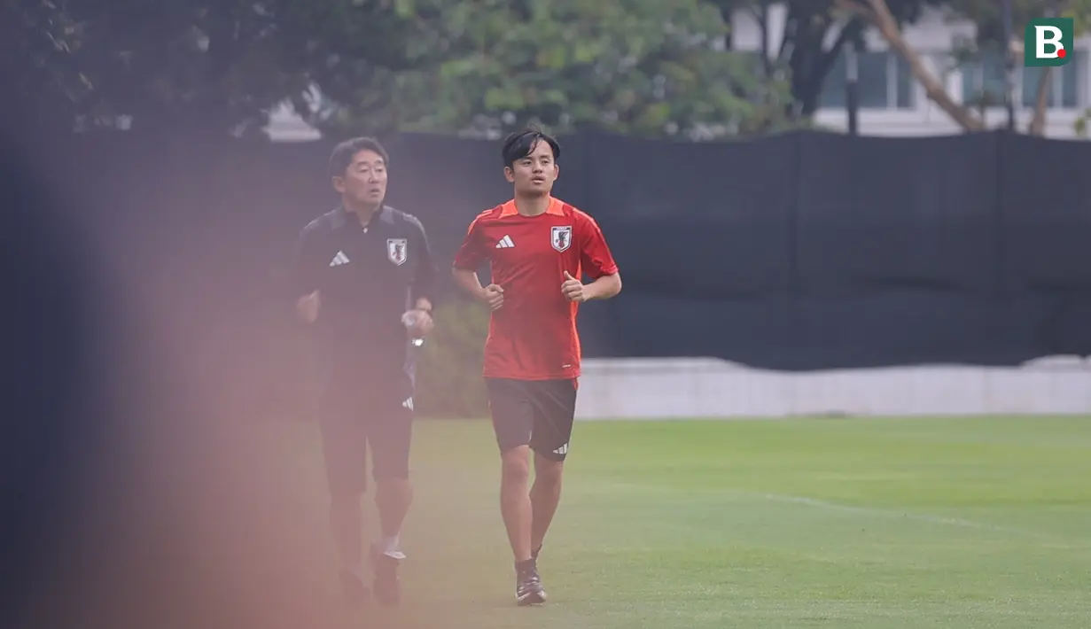 Pemain Timnas Jepang, Takefusa Kubo berlari saat melakukan pemanasan pada sesi latihan yang berlangsung di Lapangan A, Senayan, Jakarta, Selasa (12/11/2024). (Bola.com/Bagaskara Lazuardi)