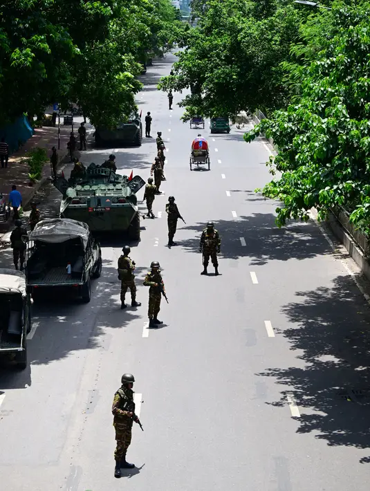 Pemerintah Bangladesh pada Senin (22/7/2024) mengumumkan hari libur nasional. Jam malam dengan perintah tembak di tempat diberlakukan. (Munir UZ ZAMAN/AFP)