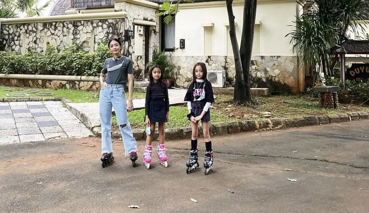 <p>Ia juga tampil santai dengan tshirt yang dimasukan ke dalam celana denim rippednya. @ririndwiariyanti</p>