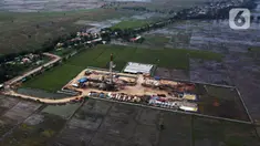 Foto udara sumur eksplorasi East Pondok Aren (EPN)-001 di WK PEP Tambun Field, Desa Sukawijaya, Tambelang, Kabupaten Bekasi, Jawa Barat, Kamis (28/12/2023). (merdeka.com/Imam Buhori)