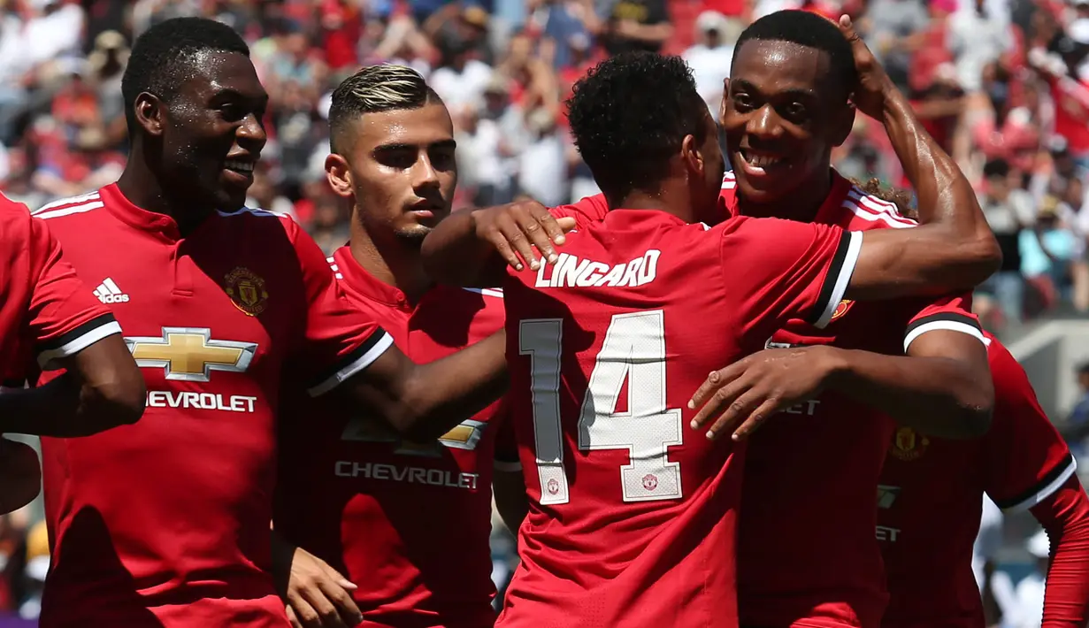 Para pemain Manchester United merayakan gol Jesse Lingard ke gawang Real Madrid pada laga ICC 2017 di Stadion Levi's, California, Minggu (23/7/2017). MU menang atas Madrid 2-1 melalui adu penalti. (AFP/Beck Diefenbach)