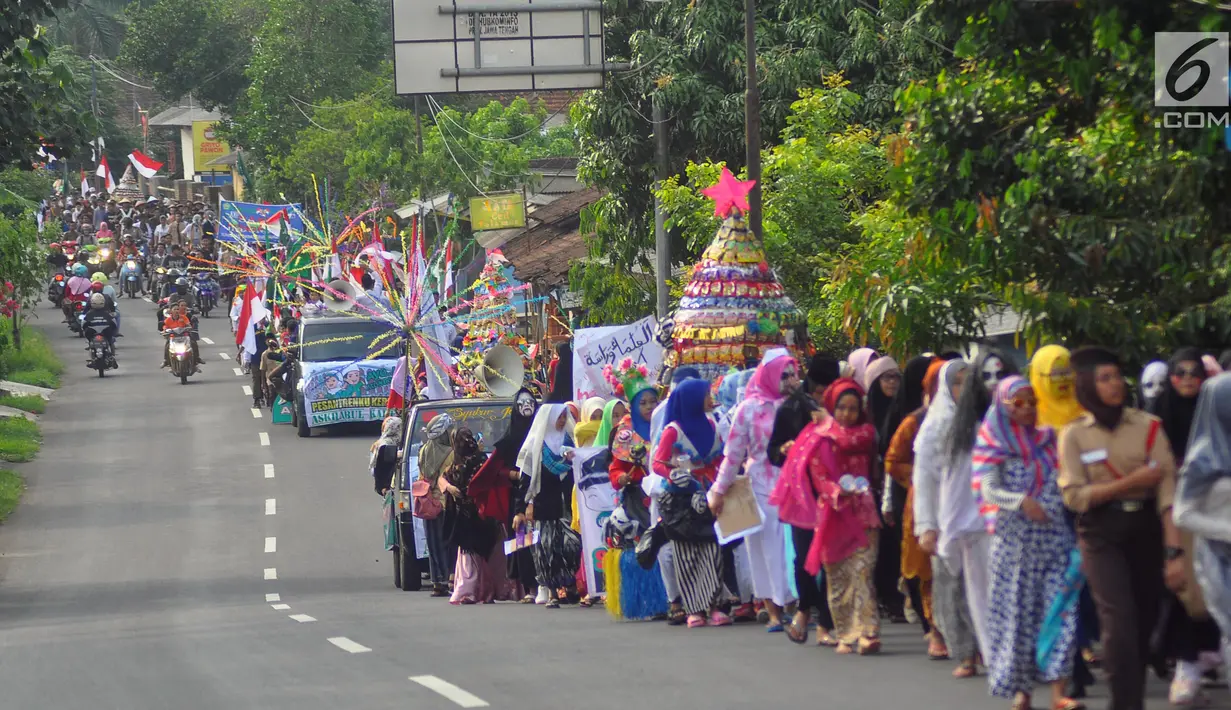 Sejumlah santri dari Pondok Pesantren Ashabul Kahfi mengenakan kostum serta membawa atribut saat mengikuti pawai Hari Santri Nasional 2017di Gunungpati, Semarang (22/10). (Liputan6.com/Gholib)