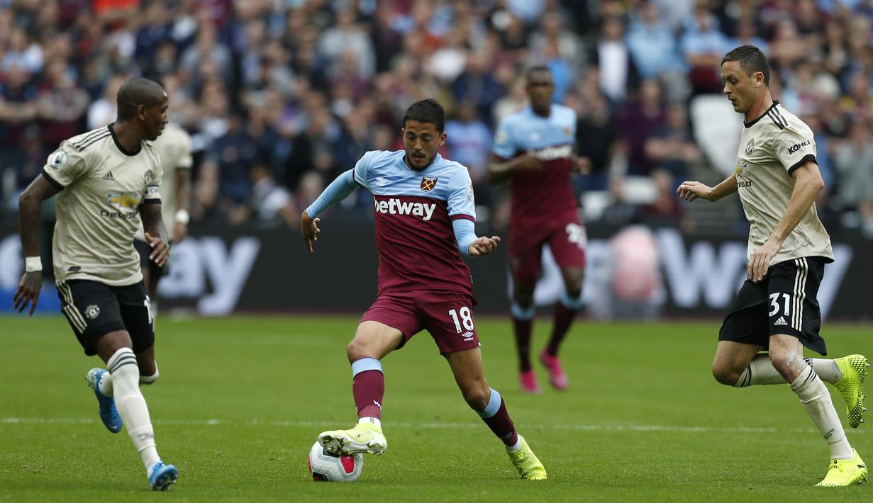 Gelandang West Ham, Pablo Fornals, menggiring bola saat melawan Manchester United pada laga Premier League di Stadion London, London, Minggu (22/9). West Ham menang 2-0 atas MU. (AFP/Ian Kington)