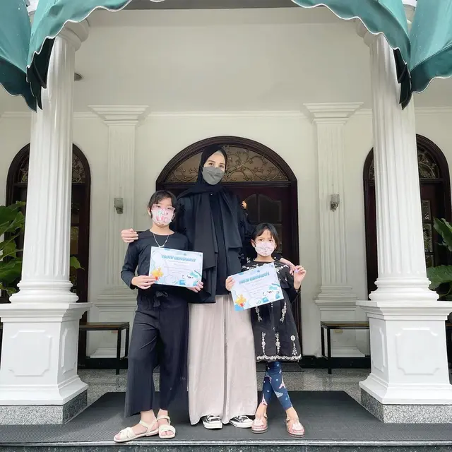 Hamil Anak Keempat, Ini 6 Potret Fanny Fabriana saat Momong Tiga Buah Hatinya