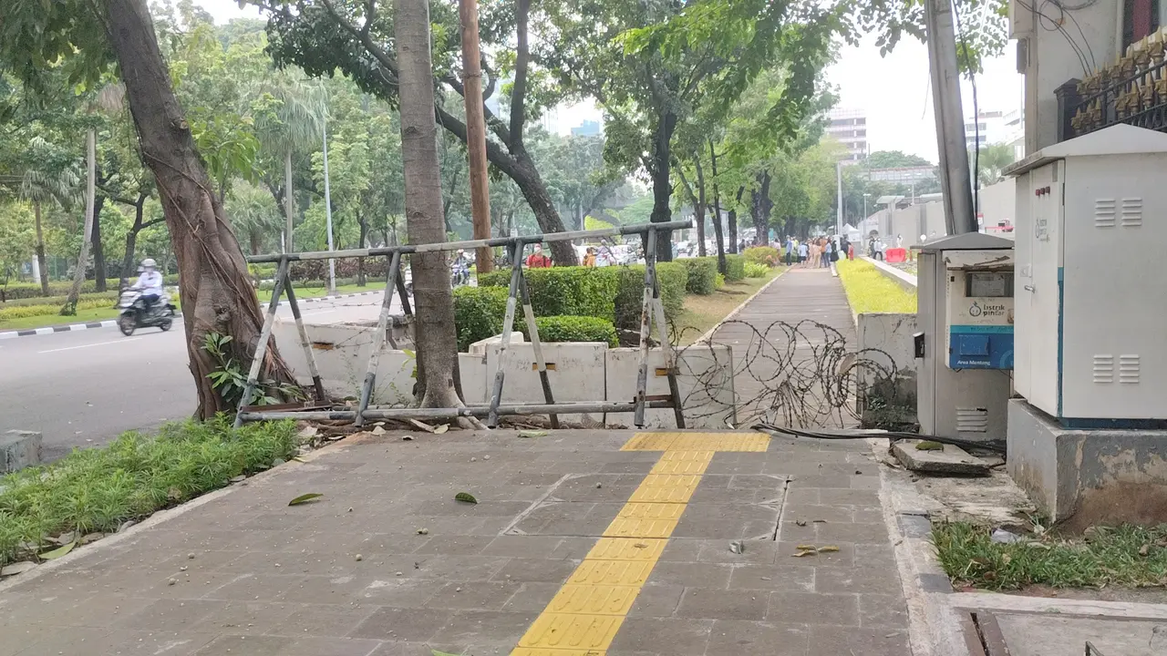 Penutupan trotoar di depan gedung Kedubes AS.