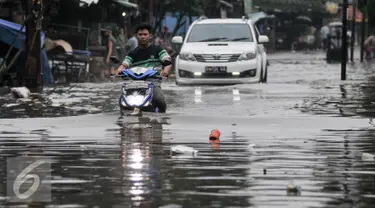 Pengendara motor berusaha menerobs banjir di kawasan Kemang Utara, Jakarta Selatan, Rabu (20/7). Akibat intensitas hujan deras yang mengguyur Jakarta, sejumlah ruas jalan tergenang air. (Liputan6.com/Yoppy Renato)