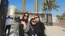 Aaliyah berkunjung ke Dubai bersama ibundanya, Reza Artamevia dan neneknya yang kompak mengenakan gamis dan kerudung hitam. [@aaliyah.massaid]