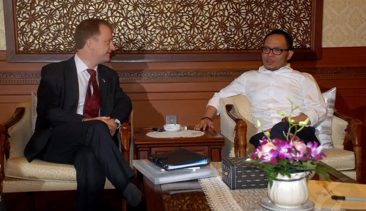 Direktur ILO untuk Indonesia, Peter van Rooij saat berdiskusi dengan Menaker Hanif Dhakiri, Jakarta, Senin (17/11/2014). (Liputan6.com/Johan Tallo) 