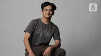 Kevin Ardilova, pemeran film Pembantaian Dukun Santet, berfoto untuk Liputan6.com usai wawancara khusus saat kunjungan media di Gedung KLY, Jakarta, Rabu (16/4/2025). (Liputan6.com/Herman Zakharia)