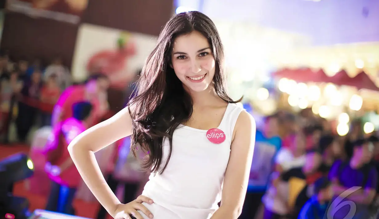 Siapa yang tidak terpesona melihat senyum manis wanita cantik asal Medan ini?, Plaza Medan Fair, Medan, Sumatera Utara, Minggu (14/9/2014) (Liputan6.com/Faizal Fanani)