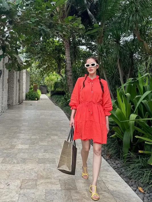 Tampil lebih santai seperti Cathy Sharon mengenakan mini dress lengan panjang berkaret dengan kerah halter neck warna merah. [@cathysharon]