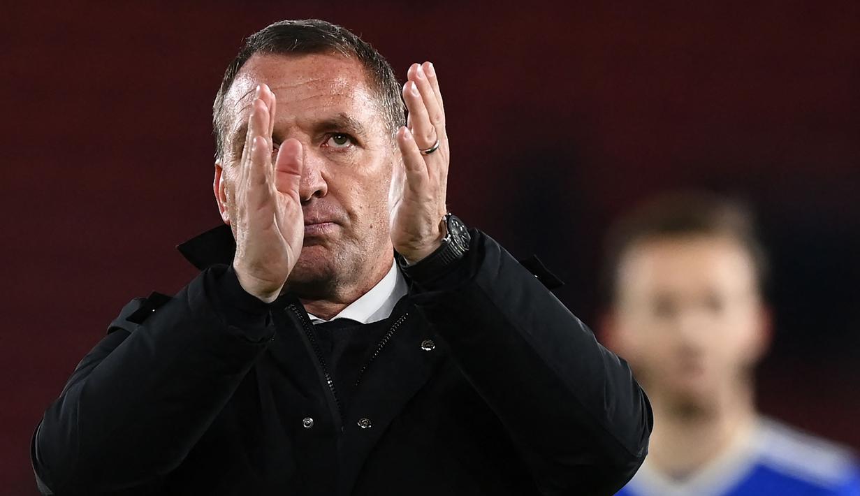 Pelatih kepala Leicester City, Brendan Rodgers memberikan penghormatan setelah laga lanjutan Liga Inggris 2022/2023 melawan Southampton di St Mary's Stadium, Southampton, Inggris, 1 Desember 2021. Leicester memutuskan kerja sama dengan sang pelatih pada 2 April 2023 menyusul rangkaian hasil buruk yang dialami oleh The Foxes. (AFP/Glyn Kirk)