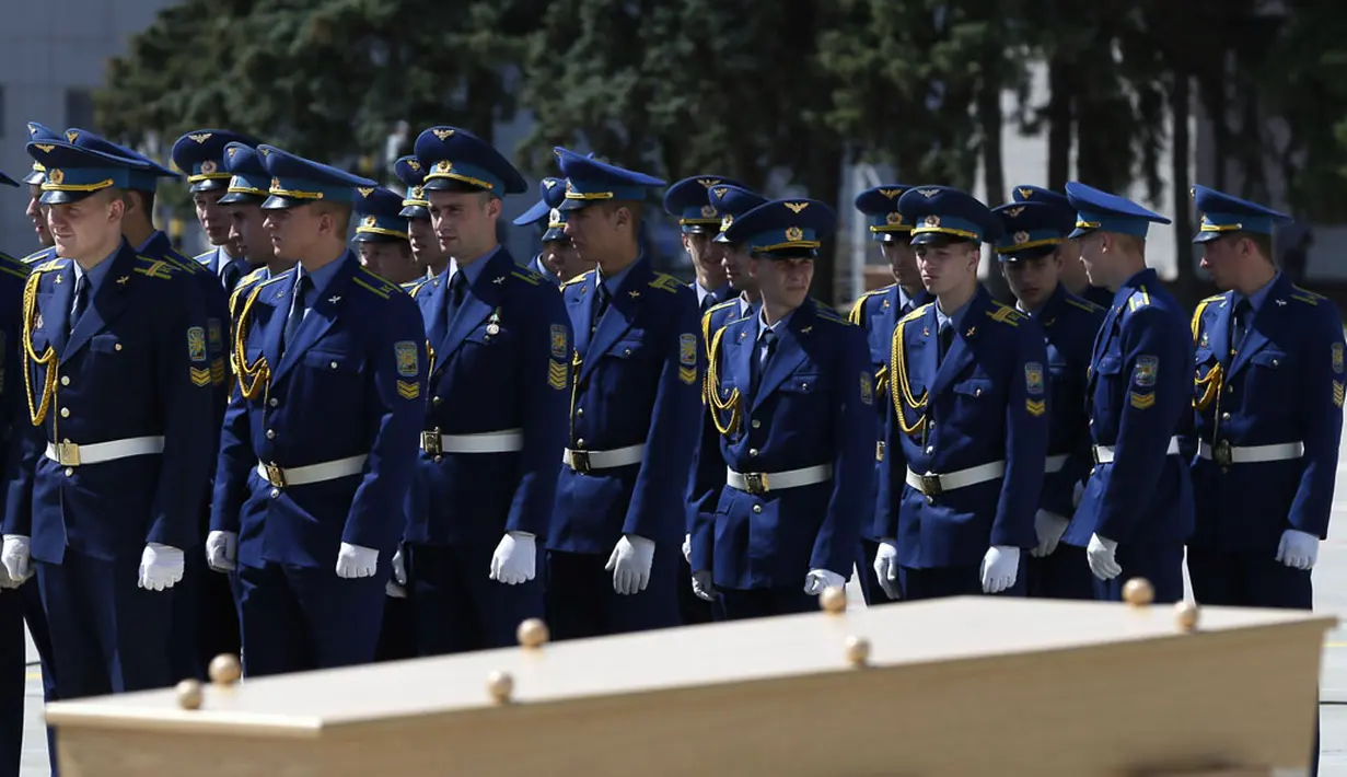 Pasukan penjaga kehormatan bersiap melakukan upacara penghormatan jenasah korban jatuhnya pesawat Malaysia Airlines MH-17 di Bandara Kharkiv, (23/7/2014). (REUTERS/Gleb Garanich)