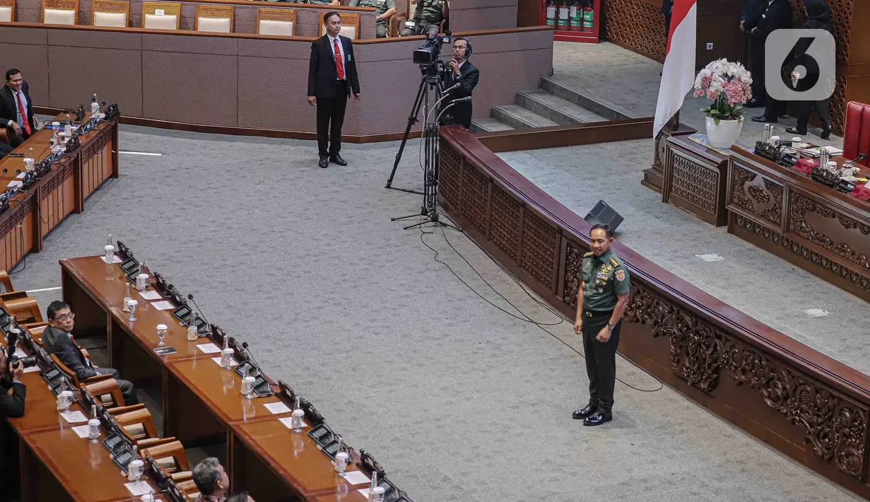 Calon Panglima Jenderal TNI Agus Subiyanto memberi salam saat menghadiri sidang paripurna pengesahan sebagai Panglima TNI yang baru di Kompleks Parlemen, Jakarta, Selasa (21/11/2023). (Liputan6.com/Faizal Fanani)