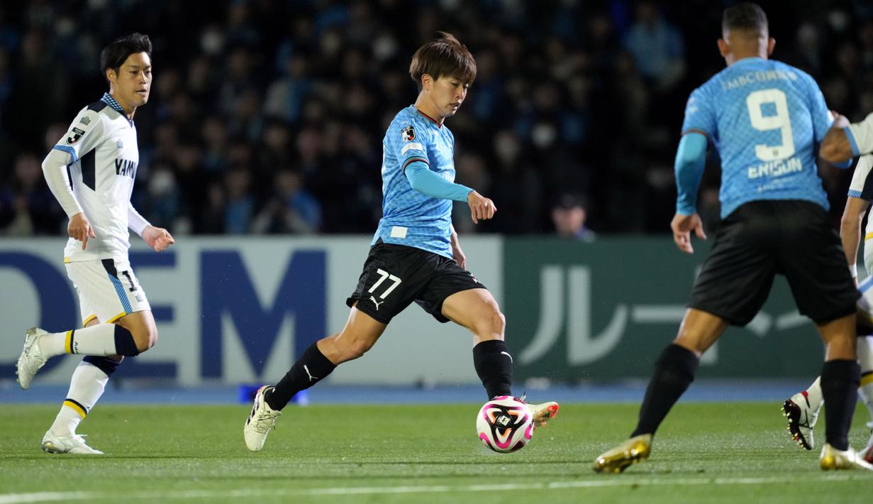 Di babak kedua, Kawasaki Frontale bangkit dan mampu menyamakan skor 3-3. Gol kembali dicetak oleh Erison (55') disusul gol Marcinho empat menit berselang. (Dok. J League)
