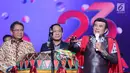 Penyanyi Rhoma Irama (kanan) memberi sambutan jelang meresmikan Liga Dangdut Indonesia pada Konser Raya 23 Tahun Indosiar di Jakarta Convention Centre, Kamis (11/1). Ajang ini diikuti 34 pedangdut se-Indonesia. (Liputan6.com/Helmi Fithriansyah)