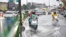 Pengendara motor menerobos banjir yang menggenangi Jalan Arif Rahman Hakim di Depok, Jawa Barat, Senin (18/5/2020). Sistem drainase buruk menjadi penyebab utama kawasan tersebut selalu tergenang banjir setiap hujan deras. (Liputan6.com/Immanuel Antonius)