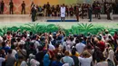 Warga menyaksikan sebelas pria dan wanita menjalani hukuman cambuk setelah dinyatakan bersalah melanggar hukum syariat Islam Aceh yang melarang hubungan seksual di luar nikah di Banda Aceh, Kamis, 20 Agustus 2026. (AFP/ Chaideer Mahyuddin)