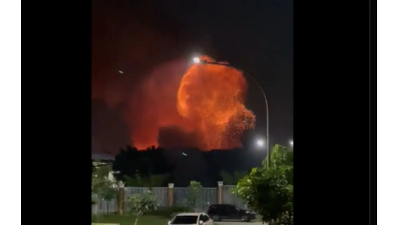 Gudang peluru di Bekasi meledak. Credit: platform X/@johatshu