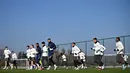 Para pemain Tottenham Hotspur mengikuti sesi latihan tim di Tottenham Hotspur Football Club Training Ground di London, Senin (13/2/2023). Pertandingan ini berpotensi menghadirkan pertarungan sengit karena kedua tim bisa disebut memiliki kekuatan yang seimbang. (Ben Stansall / AFP)