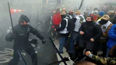 Polisi dan Demonstran terlibat bentrok saat aksi menolak Reformasi Pensiun di Brussels, Belgia, Selasa (15/11). Mereka menolak rencana pemerintah yang akan menaikkan usia pensiun dari 56 menjadi 63 tahun. (REUTERS / Yves Herman)