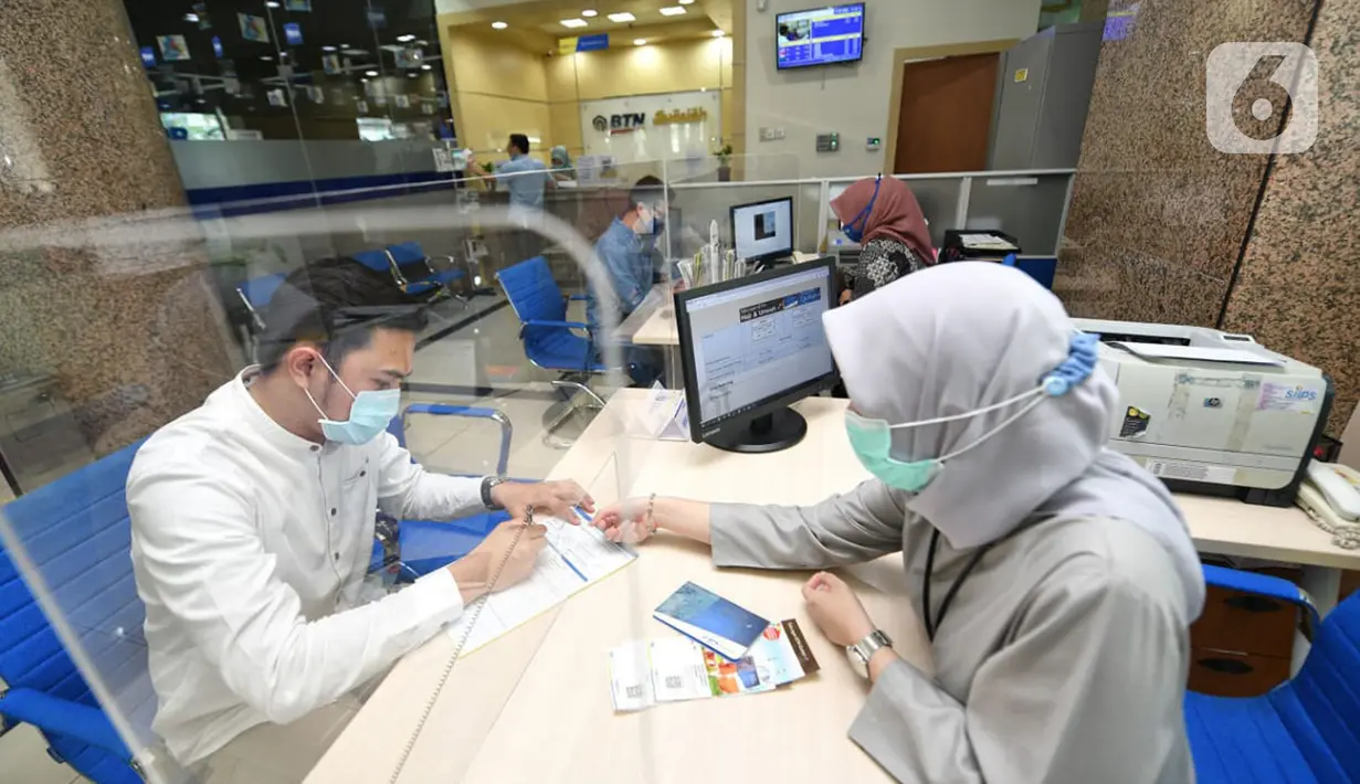 Nasabah Unit Usaha Syariah (UUS) PT Bank Tabungan Negara (Persero) Tbk. tengah melakukan transaksi di kantor BTN Syariah di Jakarta, Rabu (06/04/2021). BTN Syariah tetap mencatatkan pertumbuhan kinerja mencapai double digit kendati berada di masa pandemi. (Liputan6.com/Pool/BTN)