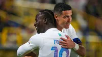 Penyerang Al Nassr, Cristiano Ronaldo, merayakan golnya bersama Sadio Mane, setelah mencetak gol ke gawang Al Riyadh dalam laga pekan 16 Liga Arab Saudi di Al Awwal Park Stadium, Riyadh, Sabtu (9/12/2023) dini hari WIB. (Fayez Nureldine / AFP)