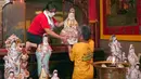 Warga menata patung dewa Tionghoa dalam rangka persiapan perayaan Tahun Baru Imlek di Vihara Dhanagun, Bogor, Jawa Barat, Indonesia, 16 Januari 2023. Warga keturunan Tionghoa di Indonesia bersiap untuk merayakan Tahun Baru Imlek pada 22 Januari 2023. (AP Photo/Tatan Syuflana)