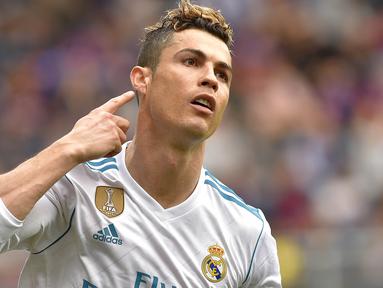 Sriker Real Madrid, Cristiano Ronaldo, melakukan selebrasi usai mencetak gol ke gawang Eibar pada laga La Liga di Stadion Ipurua, Sabtu (10/3/2018). Eibar takluk 1-2 dari Real Madrid. (AFP/Ander Gillenea)