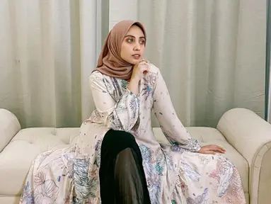 Rifkiya Binti Idrus Zainal Abidin atau yang lebih dikenal dengan nama Vicky Alaydrus kerap tampil dengan baju gamis. Kendati demikian, ia tetap dapat tampil stylish. (Liputan6.com/IG/vickyalaydrus)