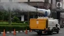 Mobil gunners spraying Palang Merah Indonesia (PMI) melakukan penyemprotan disinfektan di kawasan Jalan Asia Afrika, Jakarta, Kamis (7/5/2020). Selama PSBB Jakarta dan sekitarnya, PMI melakukan penyemprotan berskala besar se-Jabodetabek sebagai upaya pencegahan Covid-19. (merdeka.com/Dwi Narwoko)