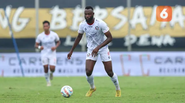 Pemain Arema FC, Charles Lokolingoy menggiring bola pada laga pekan pertama BRI Liga 1 2023/2024 antara Dewa United melawan Arema FC di Stadion Indomilk, Tangerang, Minggu (2/7/2023). (Bola.com/Bagaskara Lazuardi)