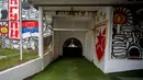 Pintu masuk terowongan terkenal Stadion Rajko Mitic, Beograd, Serbia yang dipenuhi dengan mural dua hari sebelum pertandingan sepak bola Grup G Liga Champions UEFA antara Crvena Zvezda (Red Star Belgrade) dan Manchester City pada 11 Desember 2023 waktu setempat. (AFP/Andrej Isakovic)