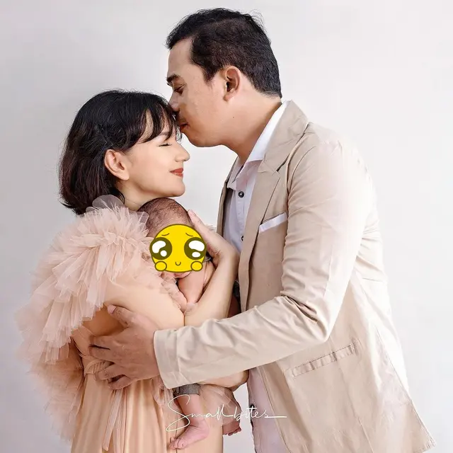 6 Potret Angelica Simperler saat Gendong Anak, Curi Perhatian