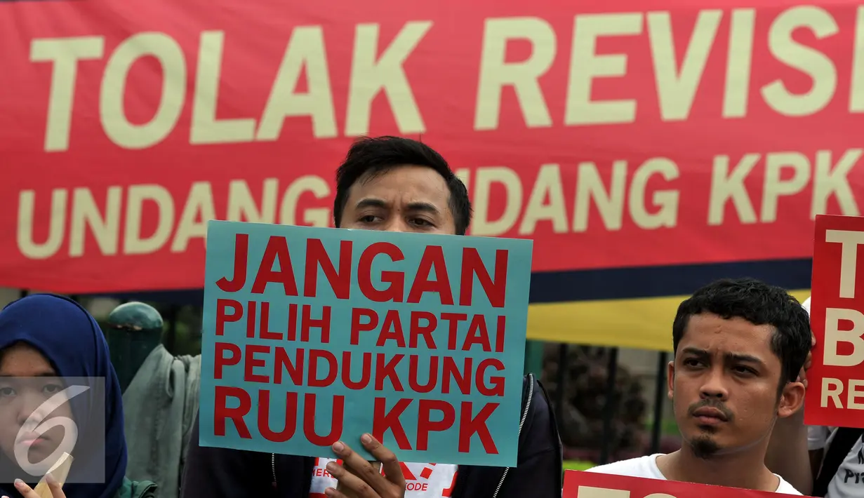 Sejumlah Demonstran dari Koalisi Masyarakat Sipil Antikorupsi dan Musisi menggelar Aksi di Depan gedung DPR, Jakarta, Rabu (17/2/2016). Dalam aksinya mereka menuntut  "Tolak Revisi UU KPK". (Liputan6.com/Johan Tallo)