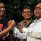 Ketua Tim Penjaringan Calon Gubernur (Cagub) DKI Jakarta dari Partai Gerindra Syarief berjabat tangan dengan Musisi Ahmad Dhani, Jakarta, (17/2). Pertemuan dilakukan sebagai konsolidasi dan penjajakan pencalonan Ahmad Dhani. (Liputan6.com/Johan Tallo)