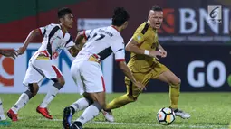 Pemain Bhayangkara FC, Nikola Komazec (kanan) berusaha lolos dari kawalan pemain Mitra Kukar pada lanjutan Go-Jek Liga 1 Indonesia 2018 bersama Bukalapak di Stadion PTIK Jakarta, Kamis (17/5). Bhayangkara FC unggul 1-0. (Liputan6.com/Helmi Fithriansyah)